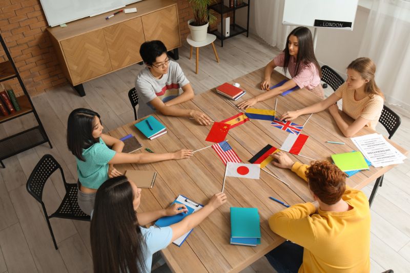 Ngôn Ngữ và Văn Hóa Giao Tiếp Của Các Quốc Gia Khác Nhau