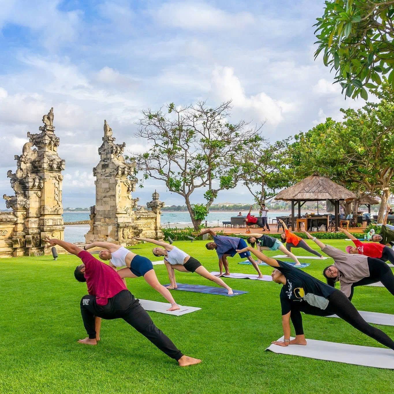 Lớp yoga trên bãi cỏ ven biển