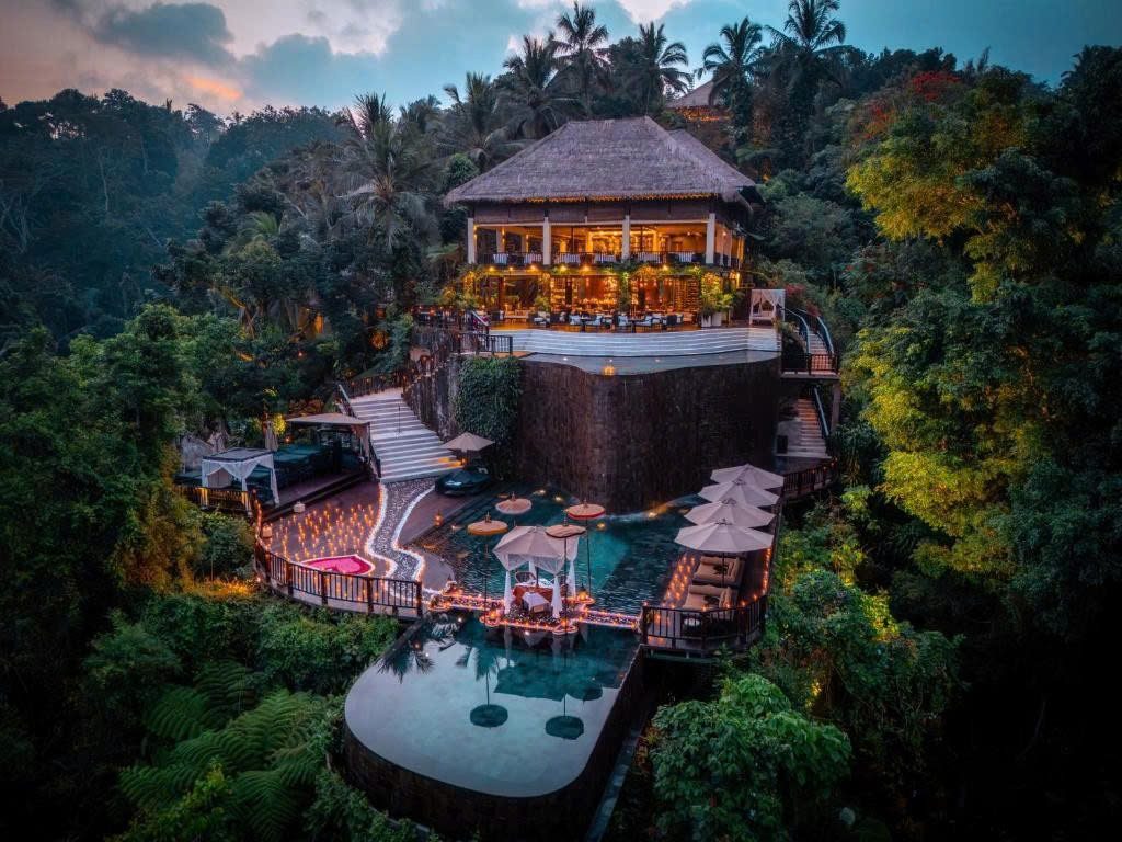 Nhà hàng và hồ bơi Hanging Gardens lúc chiều tối