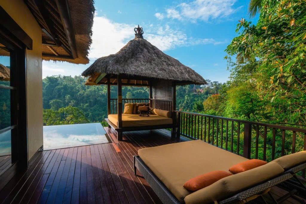 Sàn villa có hồ bơi riêng và bale nhìn ra rừng