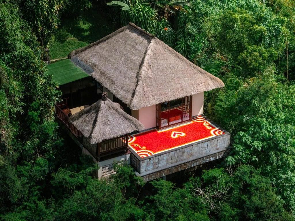 Villa trang trí hoa cho cặp đôi trăng mật