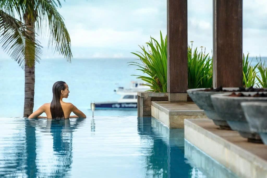 Hồ bơi nhìn ra biển ở InterContinental Sanur