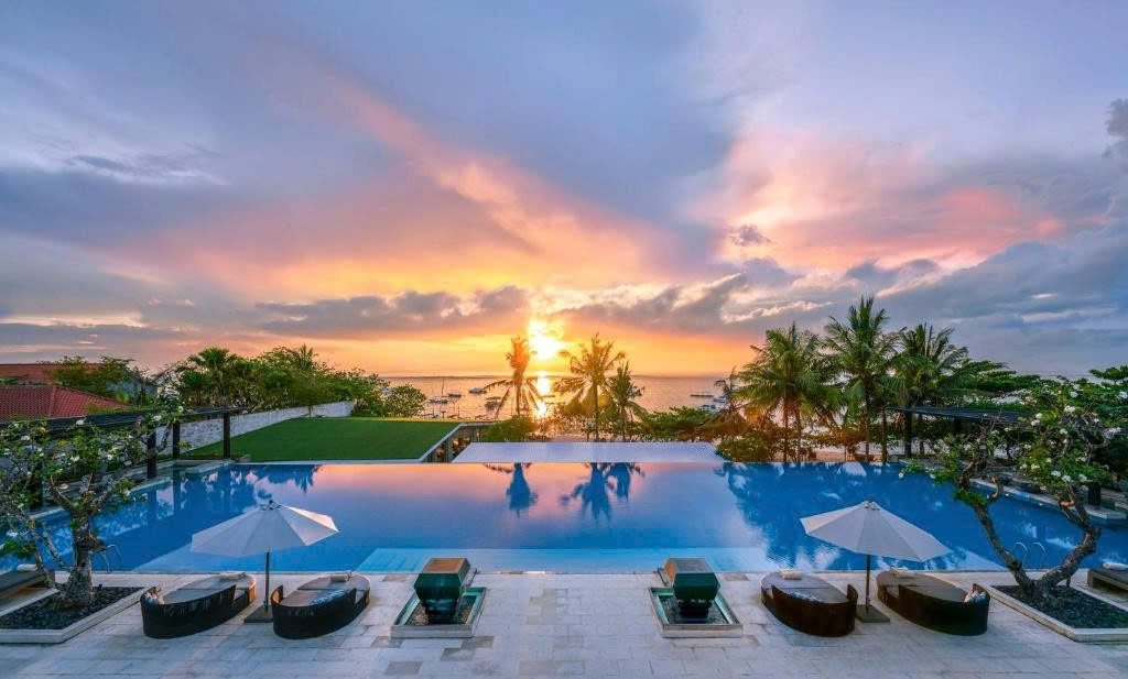 Hồ bơi vô cực lúc hoàng hôn ở InterContinental Bali Sanur Resort