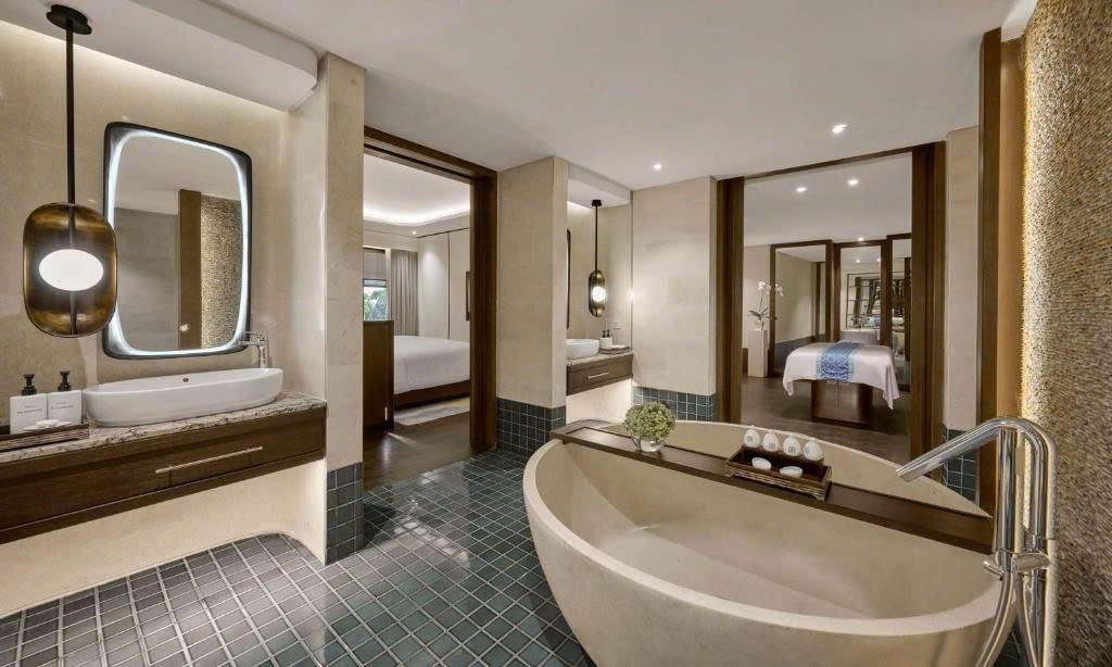 Phòng tắm và khu spa ở InterContinental Sanur