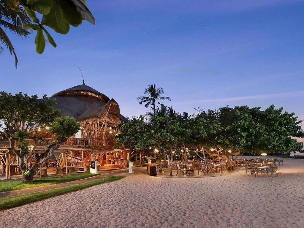 Nhà hàng trên bãi biển lúc chiều tối