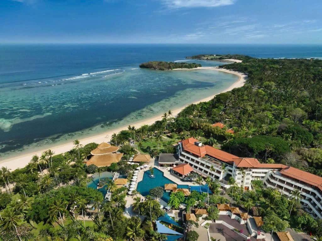 Toàn cảnh The Nusa Dua Beach Hotel & Spa và bãi biển Nusa Dua