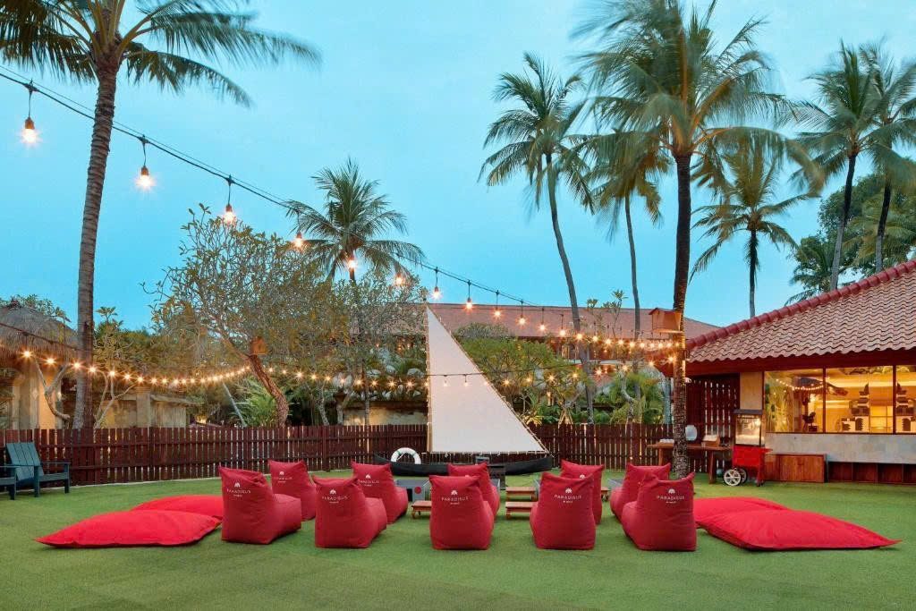 Bãi cỏ chiếu phim ngoài trời buổi tối ở Paradisus Bali