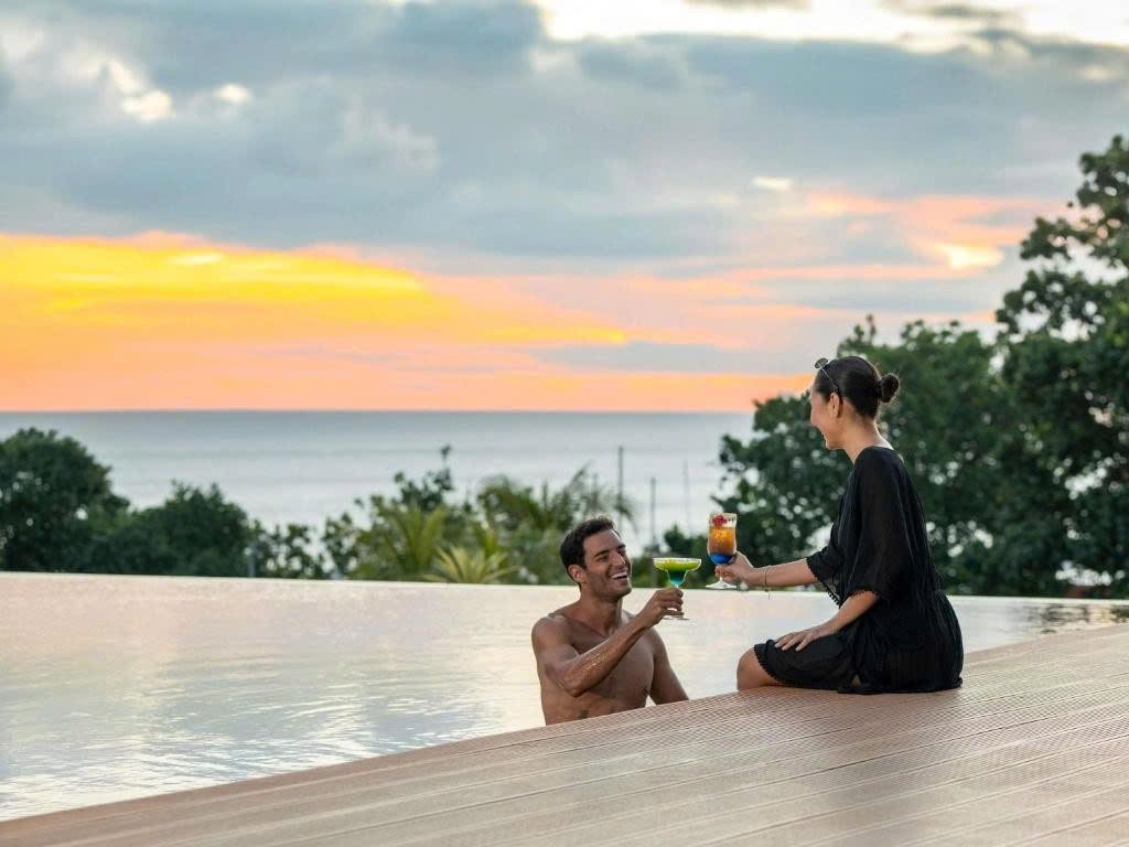 Hồ bơi vô cực lúc hoàng hôn ở Pullman Legian
