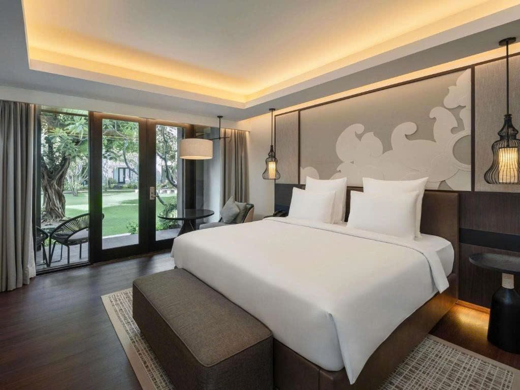 Phòng ngủ Pullman Bali Legian Beach có cửa ra vườn