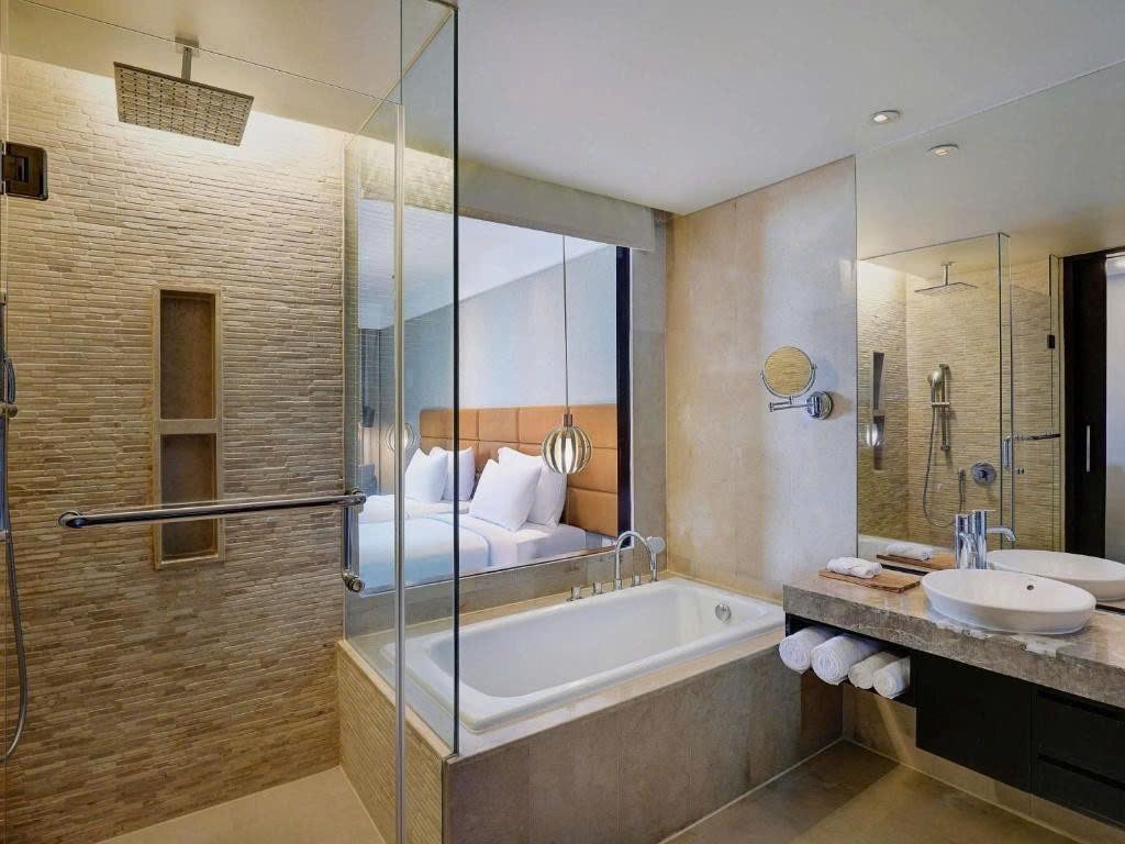 Phòng tắm có bồn tắm ở Pullman Legian