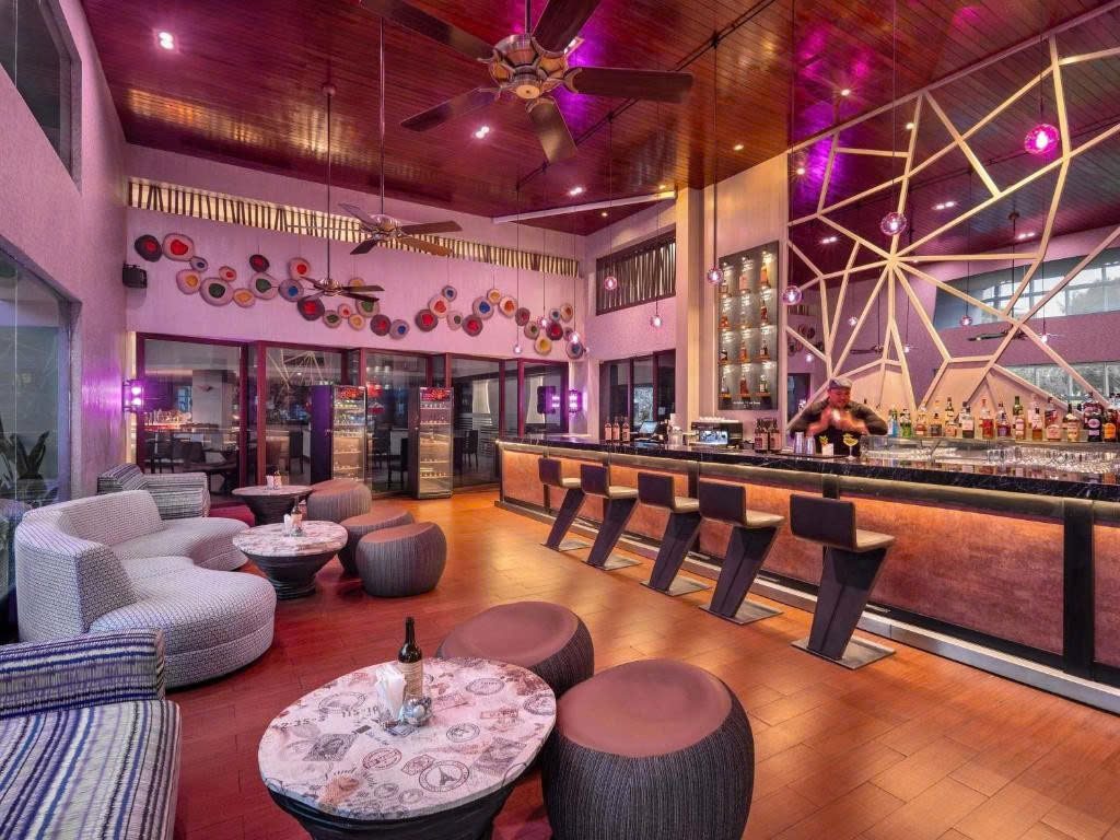 Quầy bar trong nhà của Pullman Legian