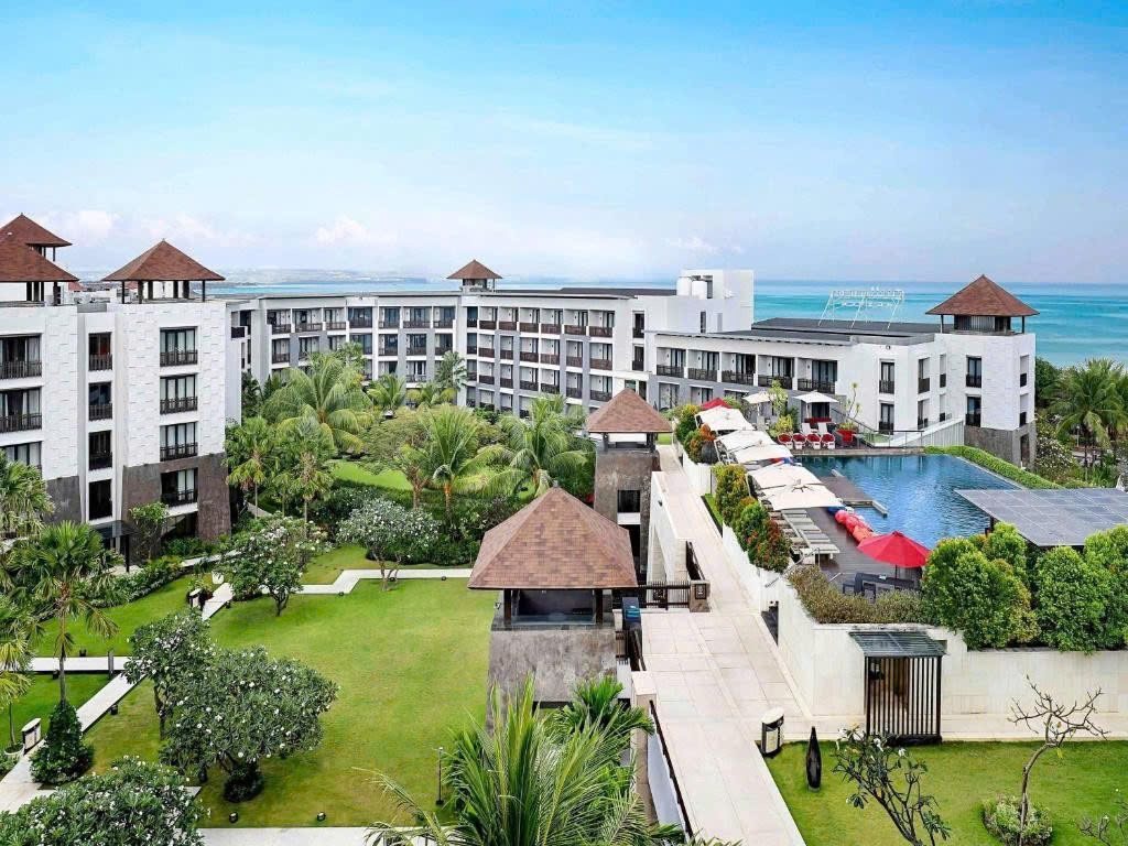 Toàn cảnh Pullman Bali Legian Beach nhìn ra biển Legian