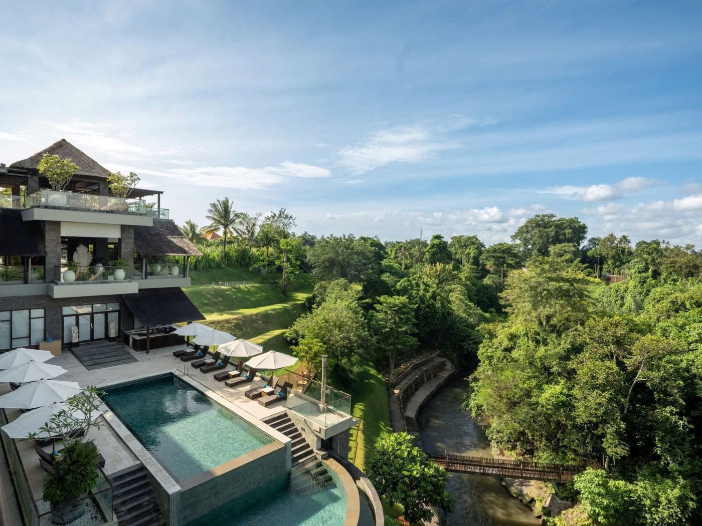 Hồ bơi nhìn xuống thung lũng sông ở Sthala Ubud