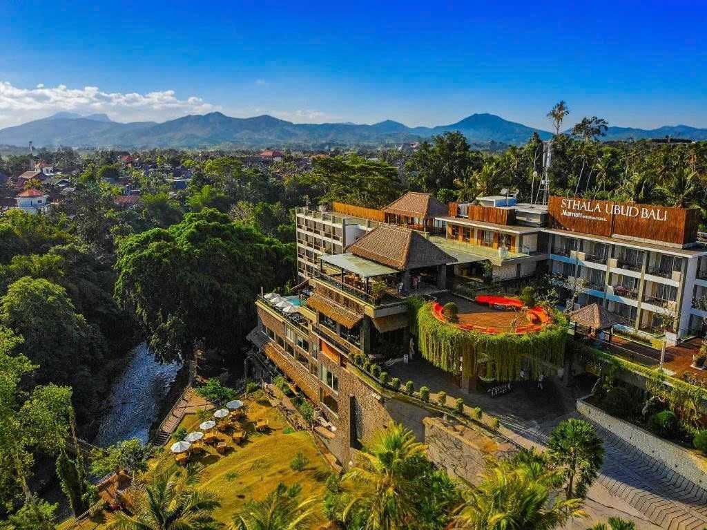 Toàn cảnh Sthala Ubud Bali, phía sau là dãy núi