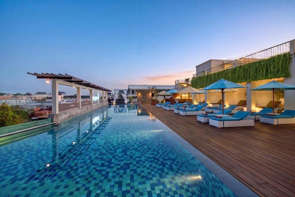 Hồ bơi tầng thượng The One Legian Hotel lúc chiều tối