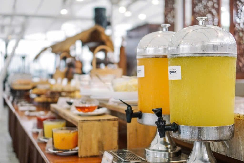 Quầy nước ép buffet sáng ở The One Legian
