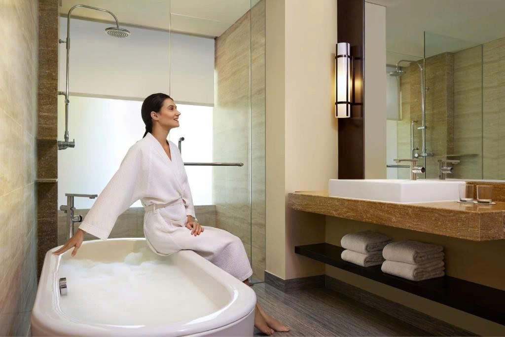 Phòng tắm có bồn tắm ở Westin Nusa Dua