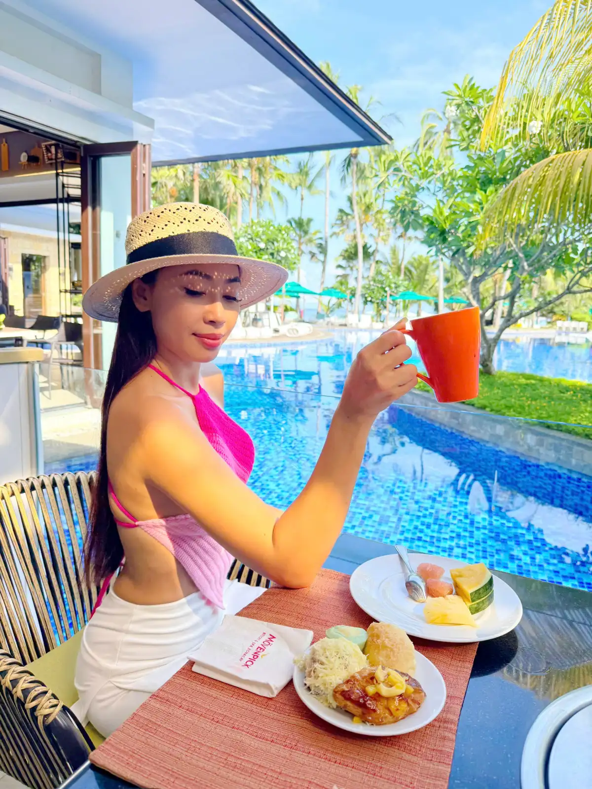 Khách ăn sáng bên hồ bơi resort ở Boracay