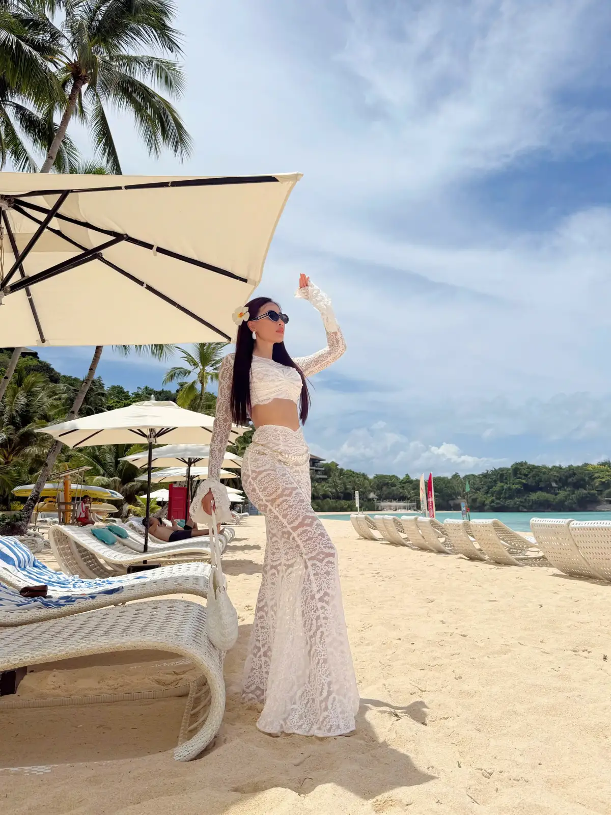 Khách trên bãi cát Punta Bunga, Boracay