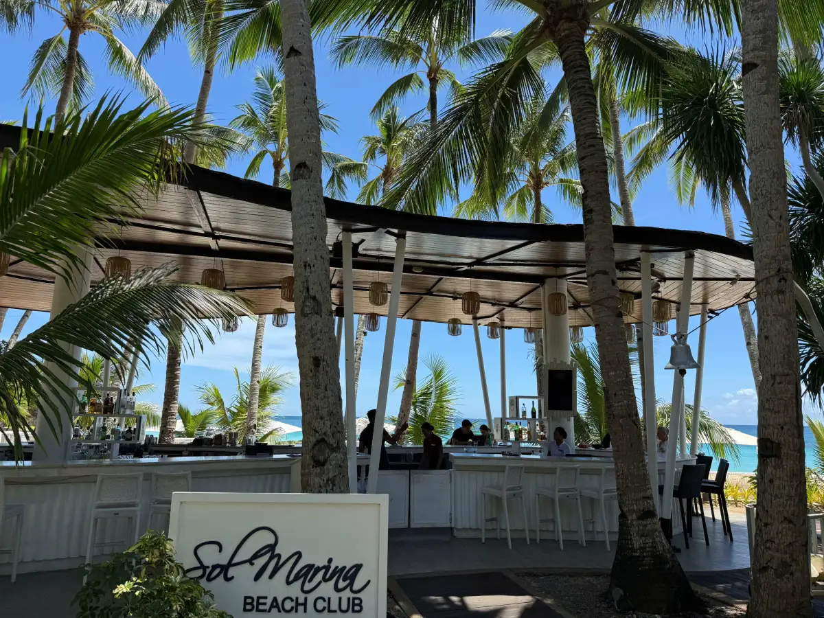 Quầy bar Sol Marina Beach Club dưới hàng dừa nhìn ra biển