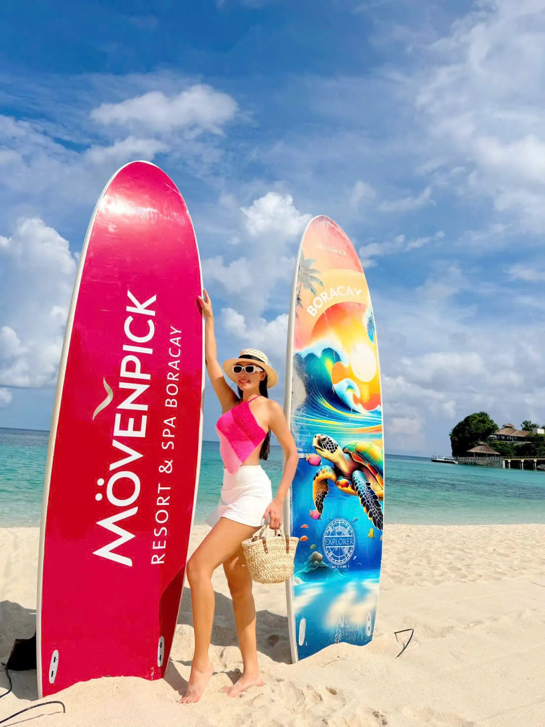 Khách đứng giữa hai ván lướt sóng Mövenpick trên bãi cát
