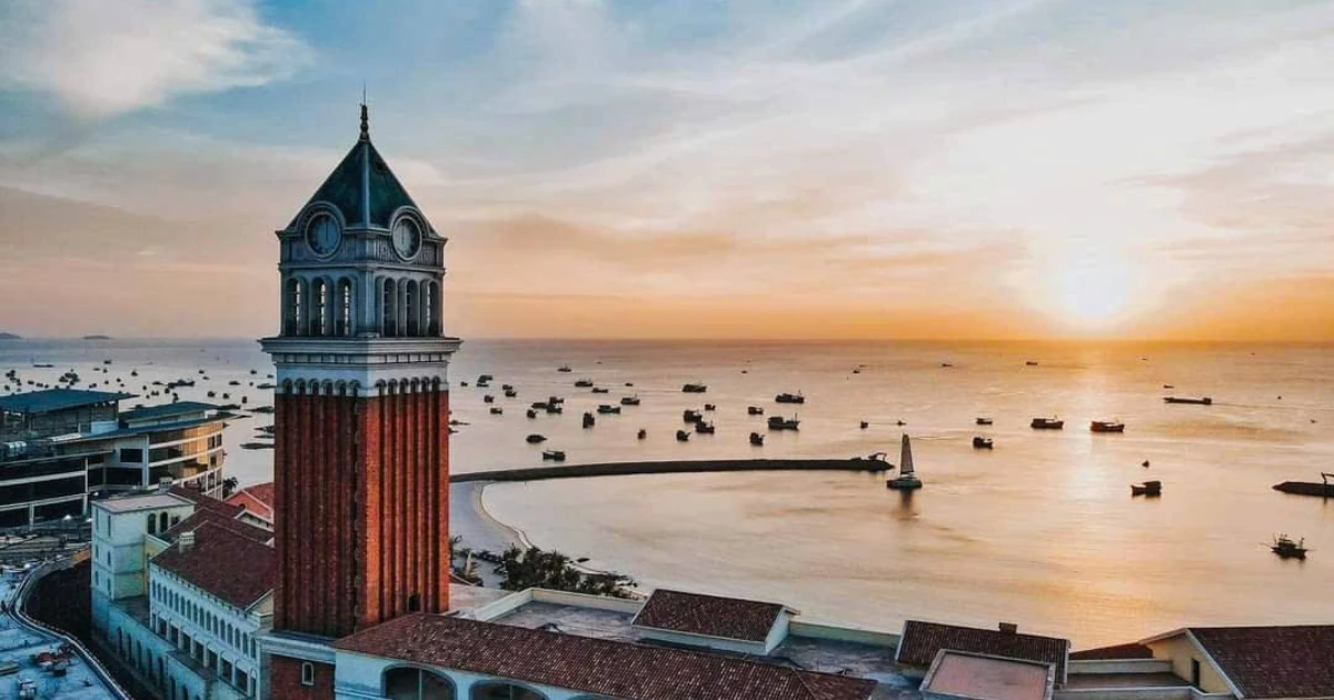 Tháp đồng hồ Thị trấn Hoàng hôn ở An Thới, Phú Quốc lúc hoàng hôn