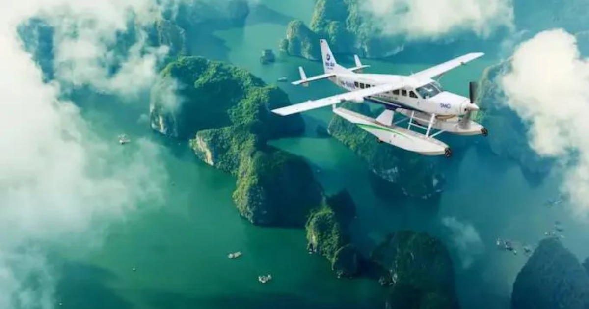 Thủy phi cơ bay trên vịnh Hạ Long