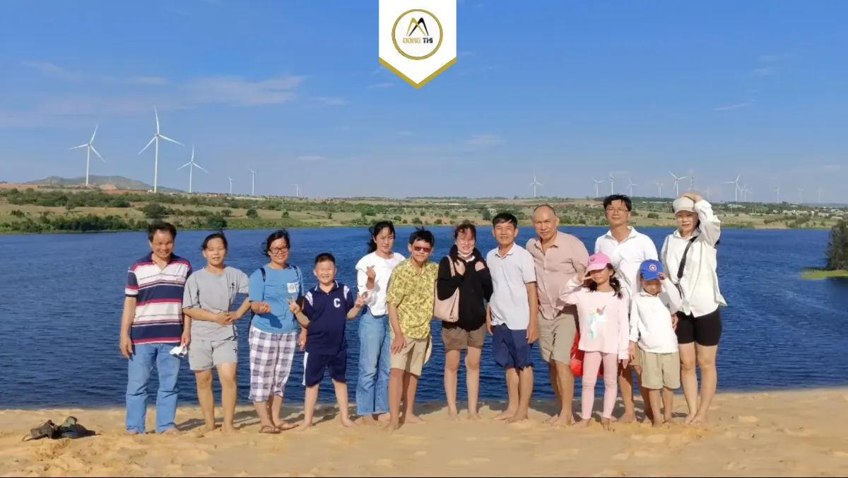 Đoàn Bệnh viện Chợ Rẫy trên đồi cát cạnh hồ, tour do Dong Thi Travel tổ chức