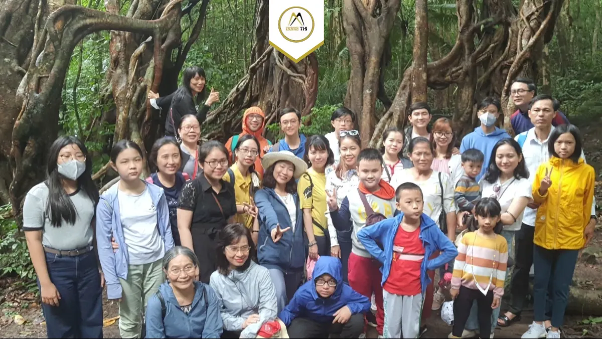 Đoàn Đại học Sư phạm TP.HCM cùng gia đình tham quan rừng cổ thụ, tour do Dong Thi Travel tổ chức