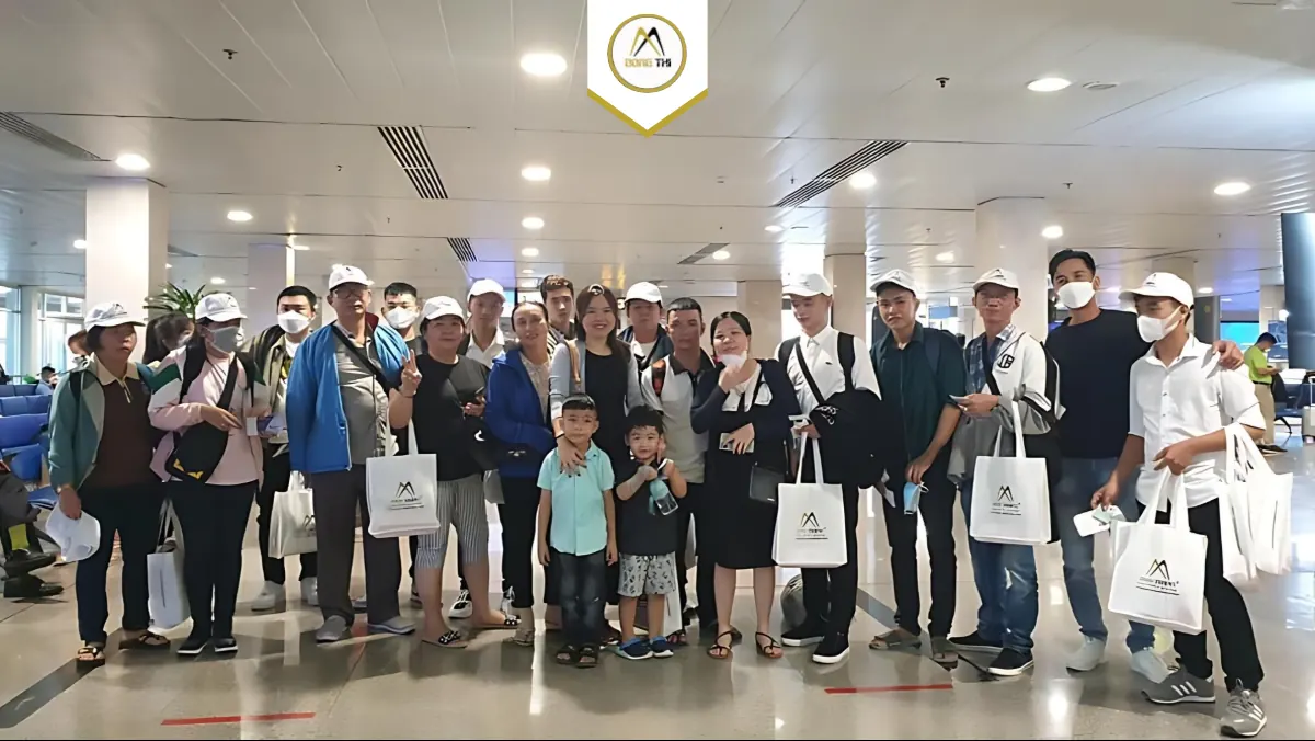 Đoàn khách Dong Thi Travel tập trung tại sân bay trước giờ bay