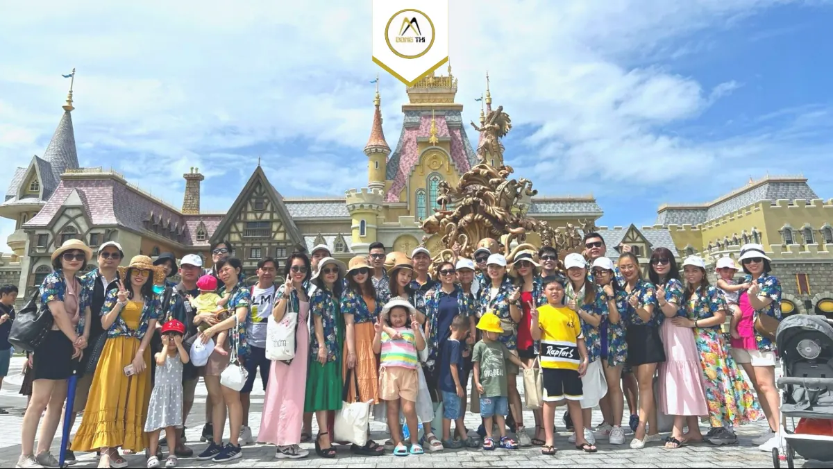 Đoàn công ty Unitas mặc đồng phục tại công viên giải trí, tour do Dong Thi Travel tổ chức