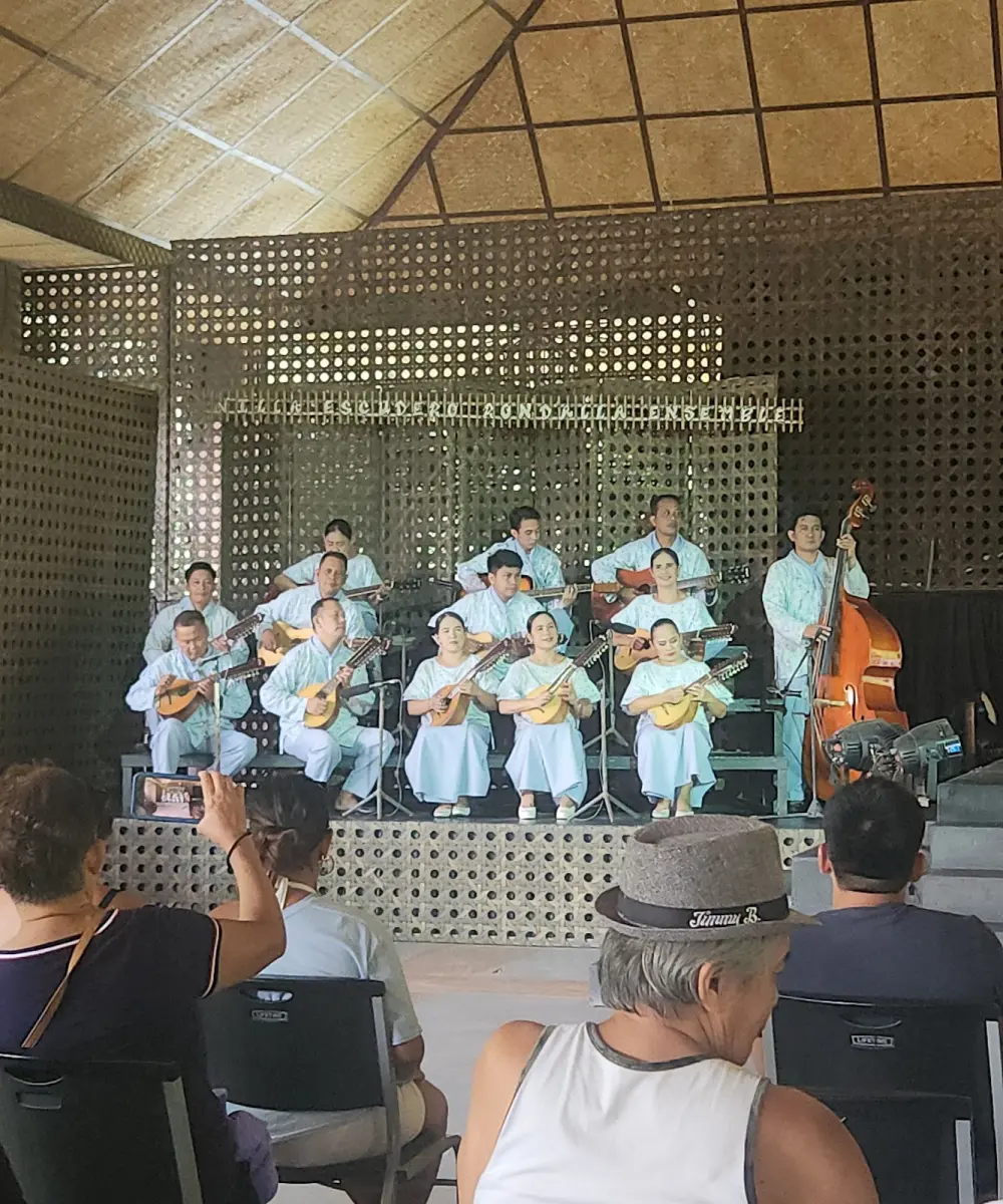 Ban nhạc rondalla biểu diễn cho đoàn khách ở Villa Escudero