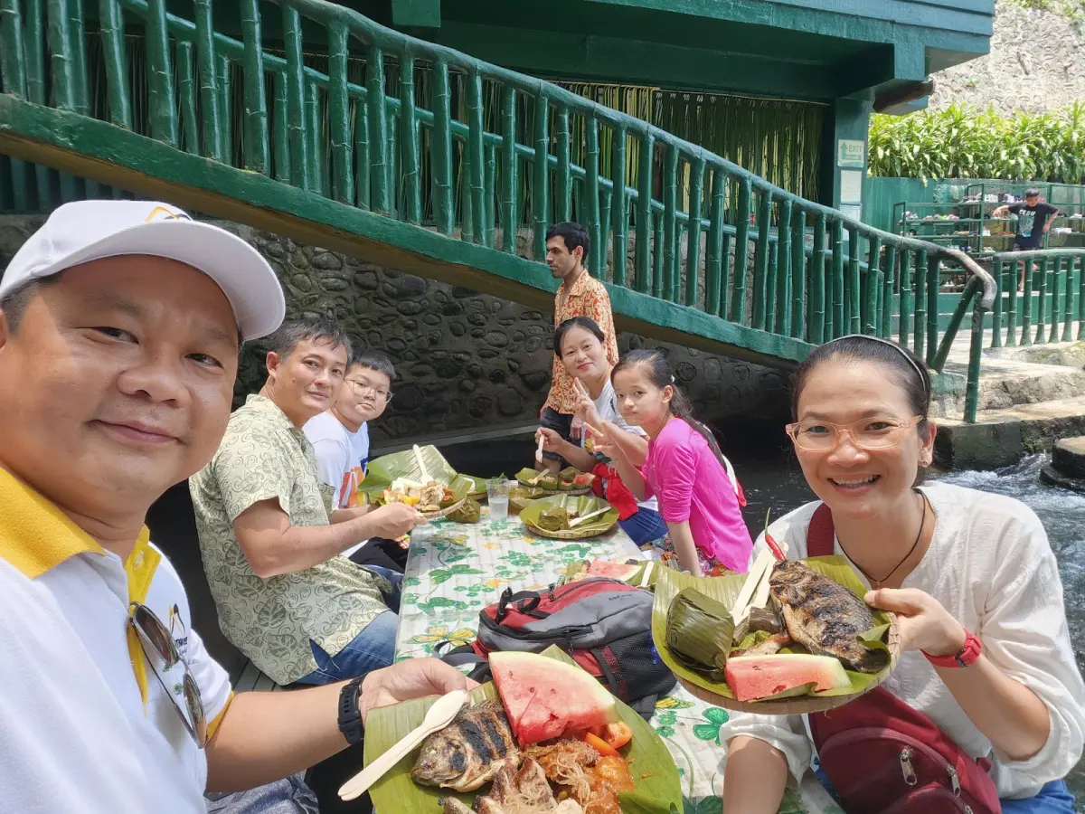 Đoàn khách ăn trưa dưới thác nước ở Villa Escudero, Philippines