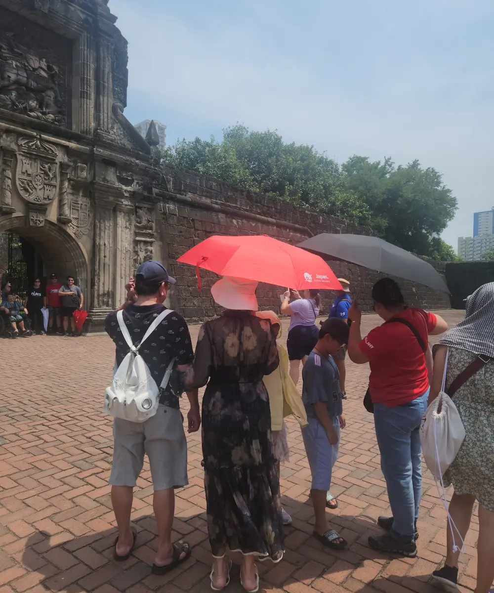 Khách tham quan cổng pháo đài Santiago, Intramuros, Manila