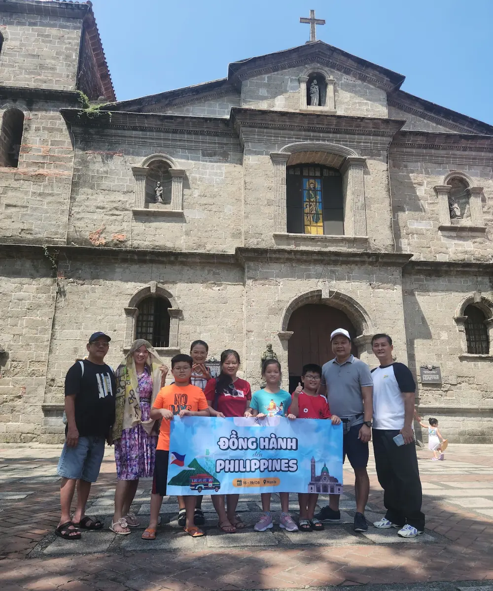 Đoàn khách Dong Thi Travel trước nhà thờ Thánh Joseph, Las Piñas