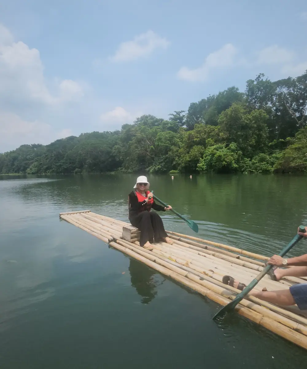 Khách ngồi bè tre trên hồ trong đồn điền Villa Escudero