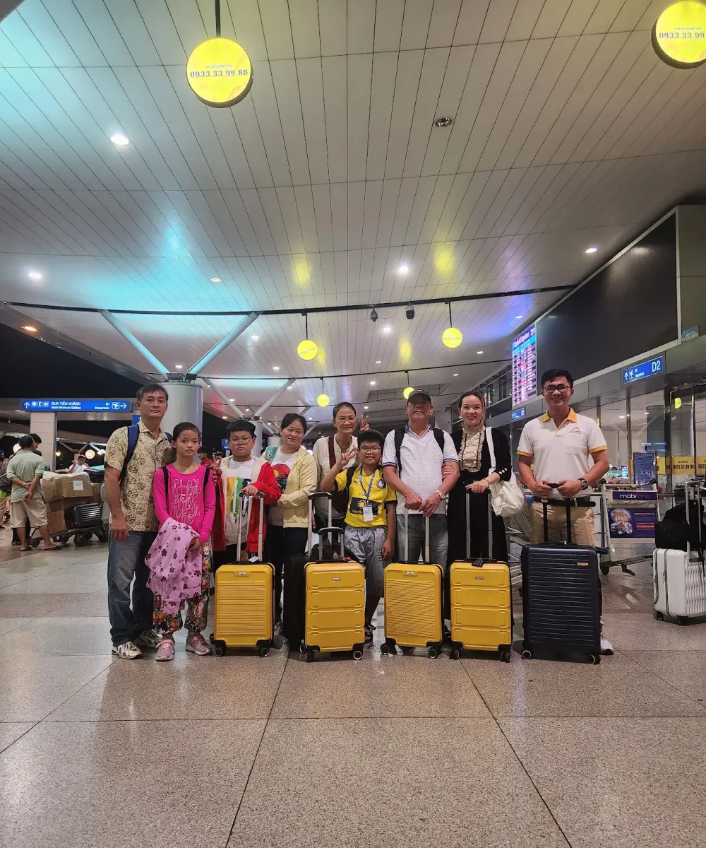 Đoàn khách khởi hành đi Philippines tại sân bay Tân Sơn Nhất