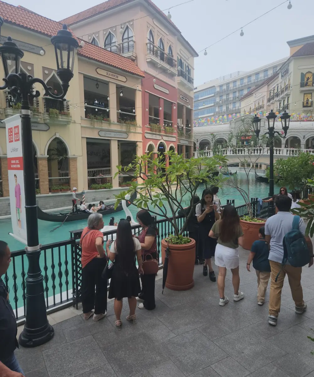 Khách dạo khu Venice Grand Canal, McKinley Hill, Manila