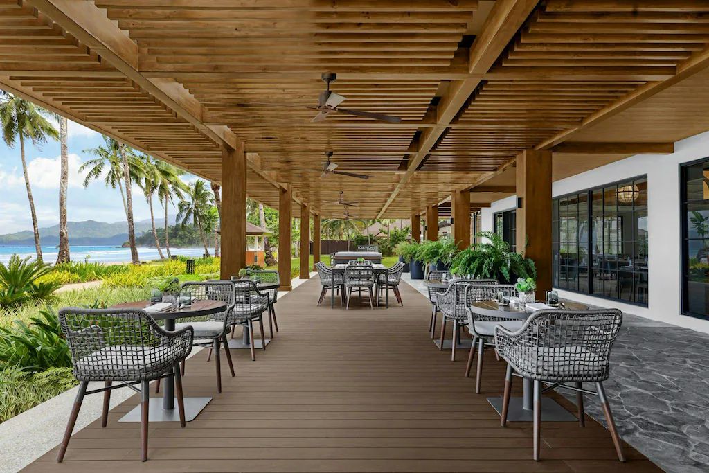 four-points-sheraton-palawan-nha-hang-ngoai-troi.jpg