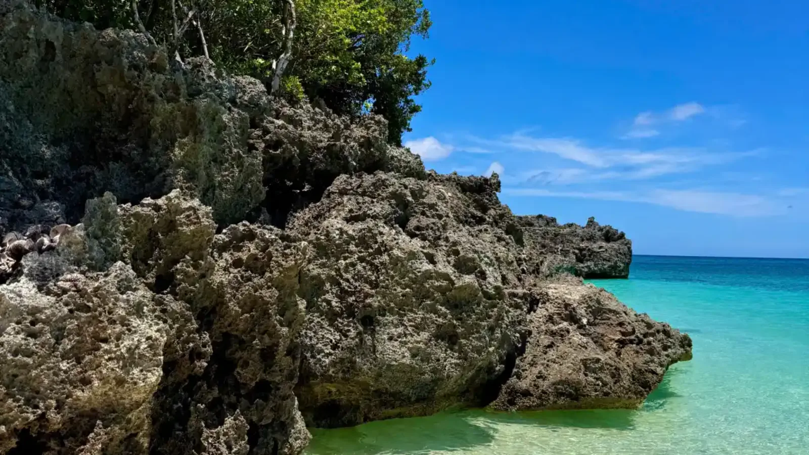 Ghềnh đá và nước biển trong ở Boracay