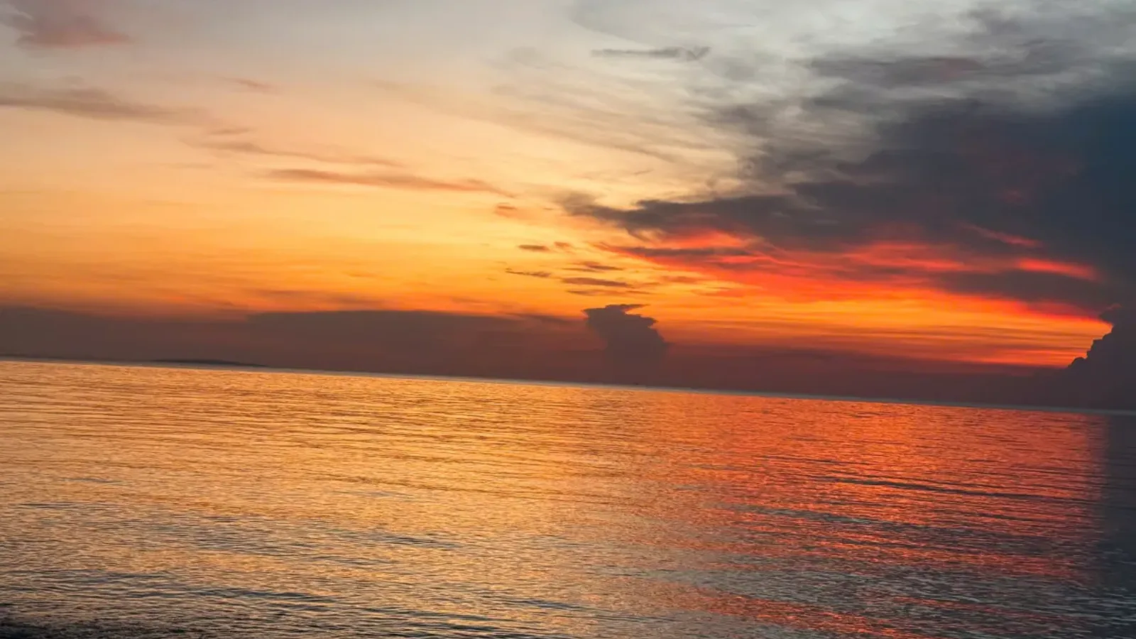 Hoàng hôn đỏ cam trên biển Boracay