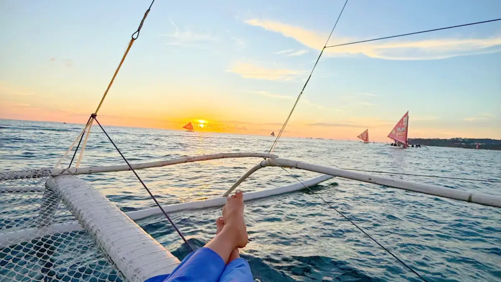 Ngắm hoàng hôn từ lưới thuyền buồm paraw ở Boracay