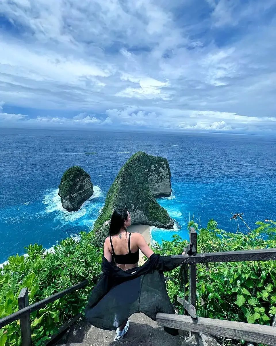 Khách ngắm vịnh Kelingking, đảo Nusa Penida