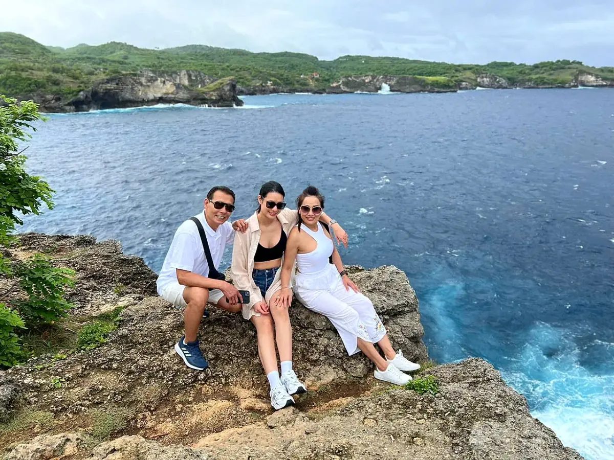 Khách Dong Thi Travel trên vách đá ven biển Nusa Penida, Bali