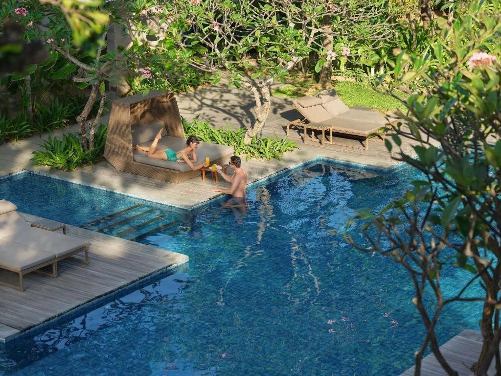 Hồ bơi trong vườn Maya Sanur Resort