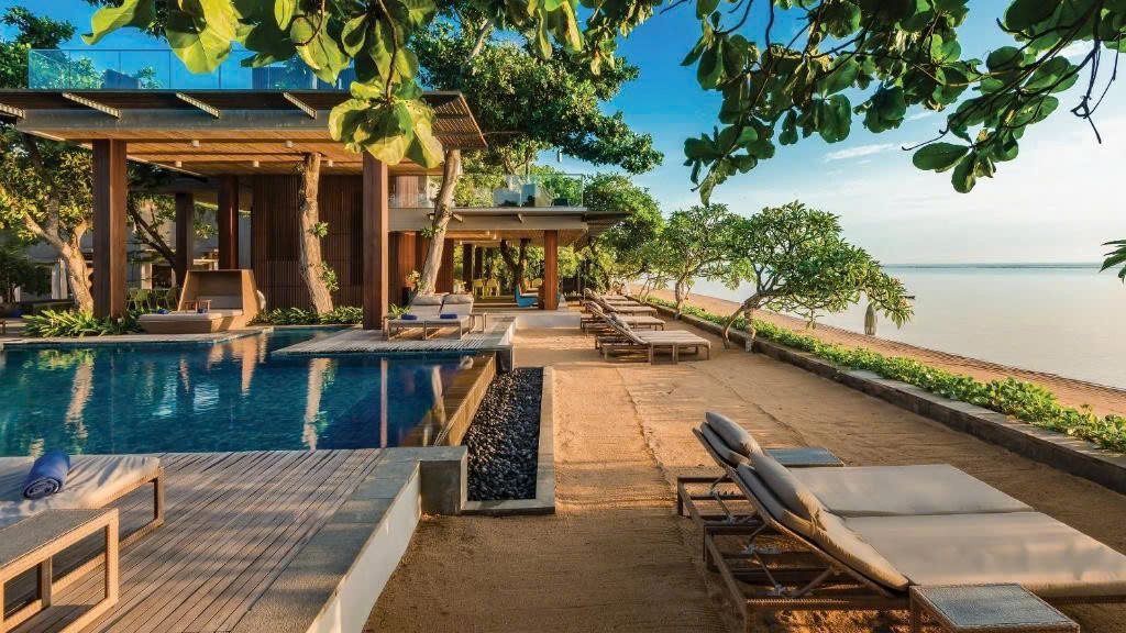 Hồ bơi ven biển của Maya Sanur Resort