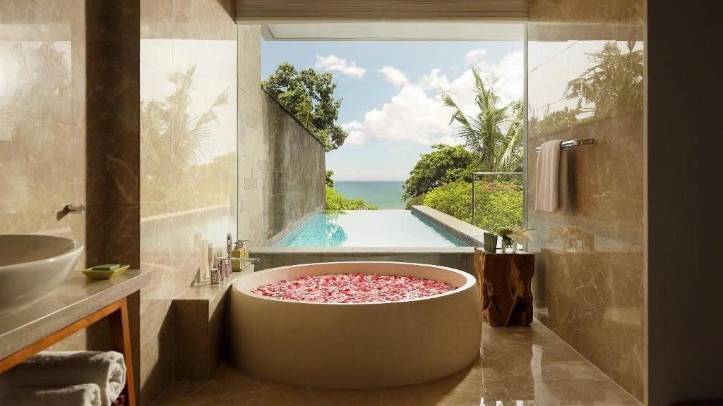 Phòng tắm nhìn ra biển ở Maya Sanur