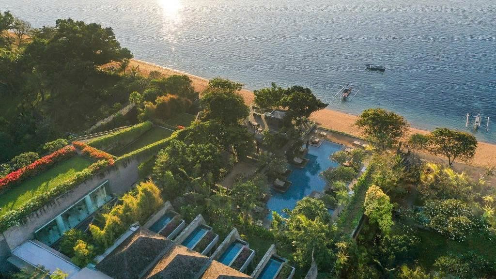 Toàn cảnh Maya Sanur Resort & Spa bên bãi biển Sanur, Bali