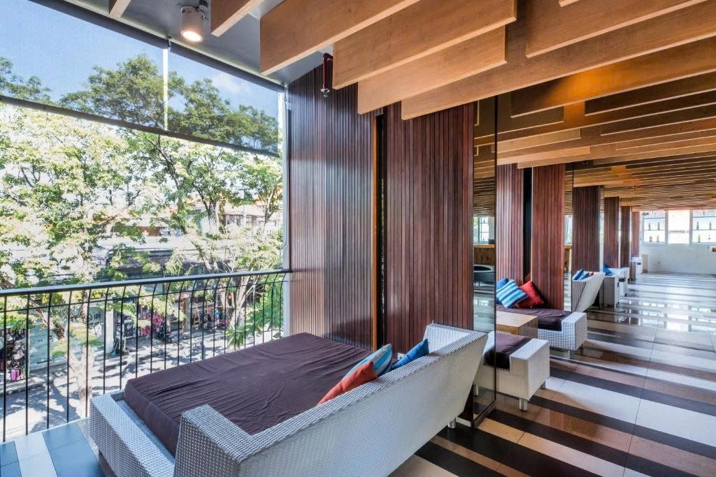 Ban công lounge nhìn ra phố Legian