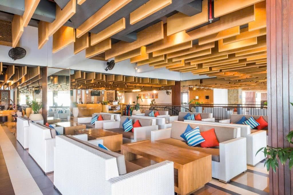 Khu lounge của The One Legian Hotel